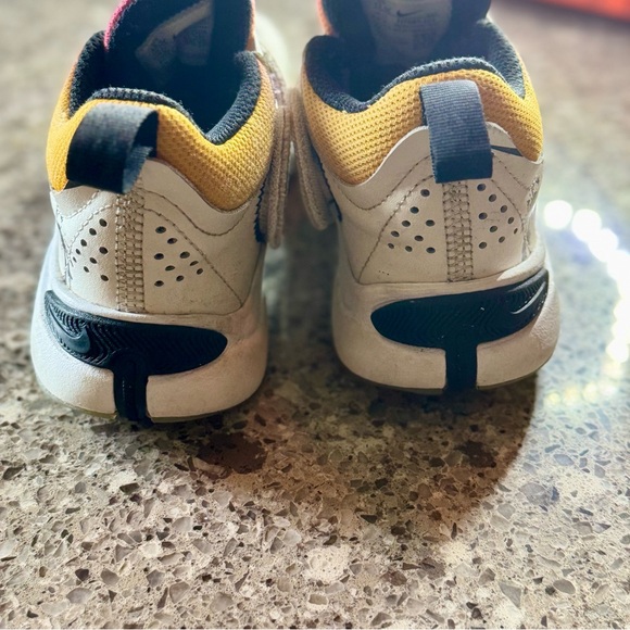 Nike l Team Hustle Doodles l Basketball Shoes l Size: 12.5 C - Picture 4 of 11